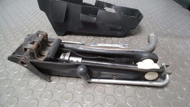 Foto: WAGENHEBER/ BORDWERKZEUG eines VW Lupo 1.0 Sport