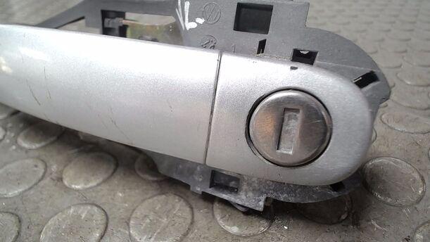 Foto: TÜRAUSSENGRIFF VORN LINKS eines VW Lupo 1.0 Sport