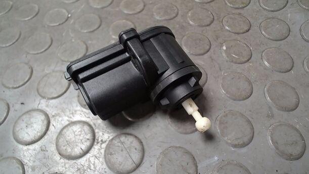 Foto: MOTOR LEUCHTWEITENVERSTELLUNG/ STELLMOTOR SCHEINWERFER eines VW Lupo 1.0 Sport