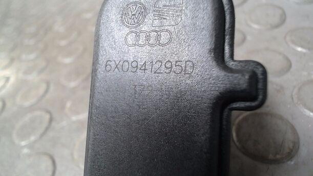 Foto: MOTOR LEUCHTWEITENVERSTELLUNG/ STELLMOTOR SCHEINWERFER eines VW Lupo 1.0 Sport
