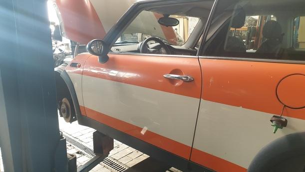 Foto: TÜR VORNE LINKS eines Mini (BMW) Mini One Sport