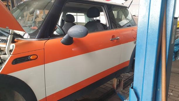 Foto: TÜR VORNE LINKS eines Mini (BMW) Mini One Sport