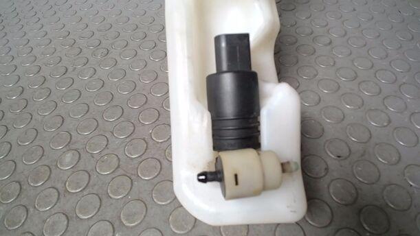 Foto: SCHEIBENWASCHBEHÄLTER eines VW Polo 1.4 Sport
