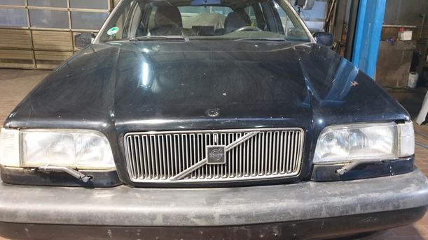 Foto: MOTORHAUBE eines Volvo 850 2.0-10V Sport