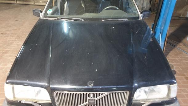 Foto: MOTORHAUBE eines Volvo 850 2.0-10V Sport