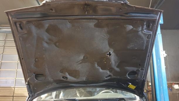 Foto: MOTORHAUBE eines Volvo 850 2.0-10V Sport