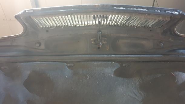 Foto: MOTORHAUBE eines Volvo 850 2.0-10V Sport