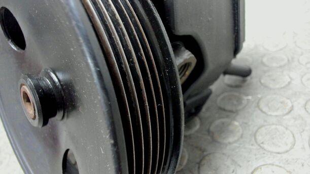 Foto: PUMPE SERVOLENKUNG eines Volvo 850 2.0-10V Sport