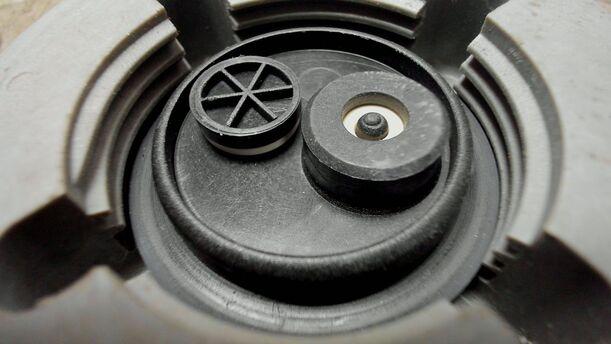Foto: DECKEL AUSGLEICHSBEHÄLTER eines Volvo 850 2.0-10V Sport