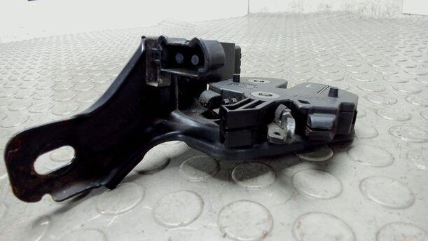 Foto: MOTORHAUBENSCHLOSS LINKS eines Volvo 850 2.0-10V Sport