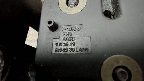 Foto: MOTORHAUBENSCHLOSS LINKS eines Volvo 850 2.0-10V Sport