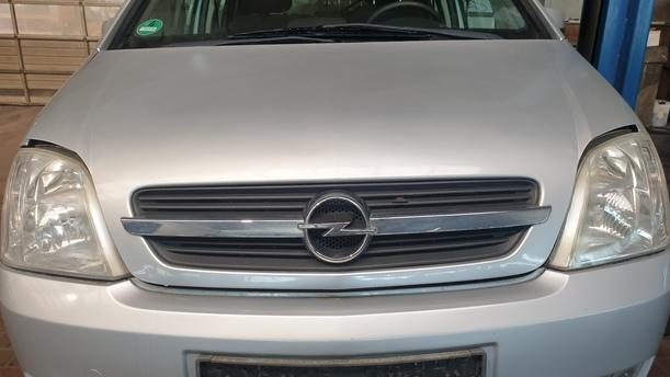 Foto: MOTORHAUBE eines Opel Meriva 1.6 16V Sport