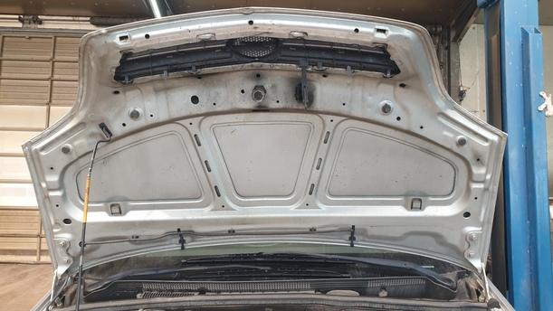 Foto: MOTORHAUBE eines Opel Meriva 1.6 16V Sport
