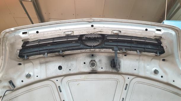 Foto: MOTORHAUBE eines Opel Meriva 1.6 16V Sport