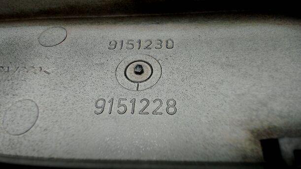 Foto: SCHEINWERFERLEISTE / BLENDE LINKS eines Volvo 850 2.0-10V Sport