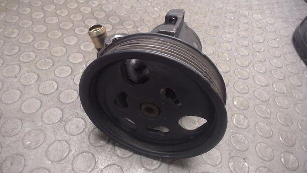 Foto: PUMPE SERVOLENKUNG / SERVOPUMPE eines Ford Fiesta Sport