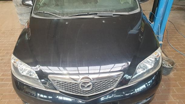 Foto: MOTORHAUBE eines Mazda 2 1.25l Sport