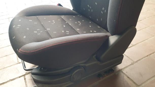 Foto: SITZ VORN LINKS + VORN RECHTS eines Mazda 2 1.25l Sport