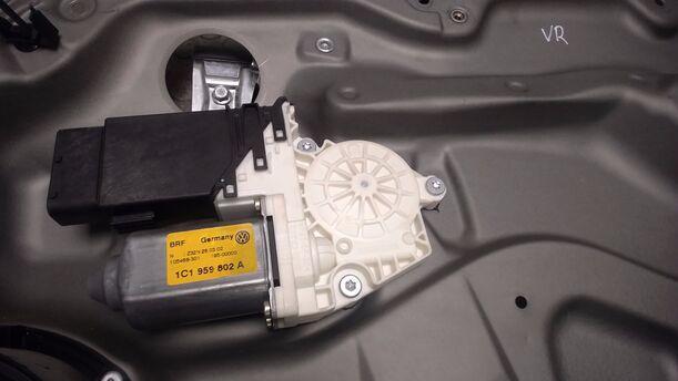 Foto: FENSTERHEBER ELEKTRISCH VORNE RECHTS ( 4/5 TÜRER ) eines VW Golf Variant 1.9 TDI Sport
