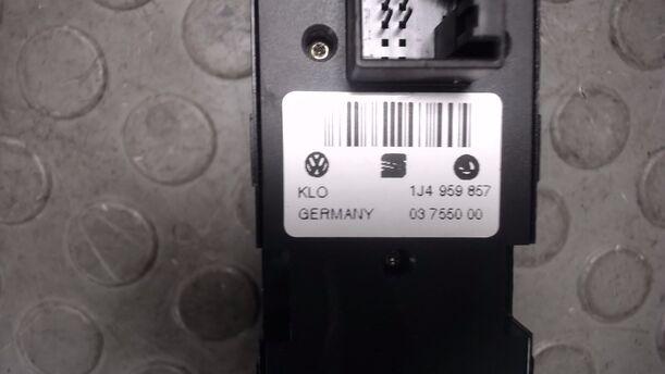 Foto: FENSTERHEBERSCHALTER VORNE LINKS eines VW Golf Variant 1.9 TDI Sport