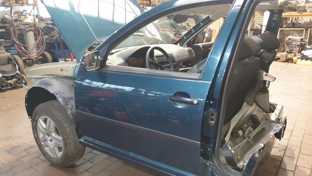 Foto: TÜR VORNE LINKS ( 4/5 TÜRER ) eines VW Golf Variant 1.9 TDI Sport