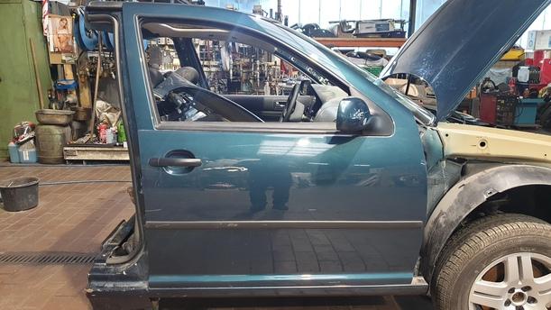 Foto: TÜR VORNE RECHTS ( 4/5 TÜRER ) eines VW Golf Variant 1.9 TDI Sport