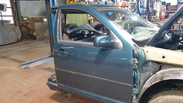 Foto: TÜR VORNE RECHTS ( 4/5 TÜRER ) eines VW Golf Variant 1.9 TDI Sport