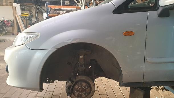 Foto: KOTFLÜGEL LINKS eines Mazda Premacy 1.9 Sport