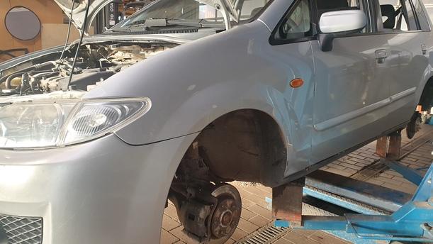 Foto: KOTFLÜGEL LINKS eines Mazda Premacy 1.9 Sport