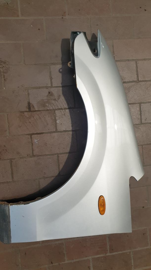 Foto: KOTFLÜGEL LINKS eines Mazda Premacy 1.9 Sport