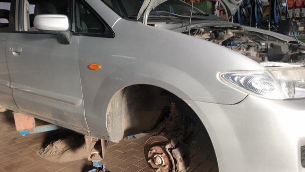 Foto: KOTFLÜGEL RECHTS eines Mazda Premacy 1.9 Sport