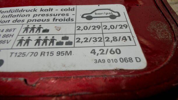 Foto: TANKKLAPPE / TANKDECKEL eines VW Passat Variant 1.8 Sport