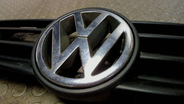 Foto: KÜHLERGRILL eines VW Passat Variant 1.8 Sport