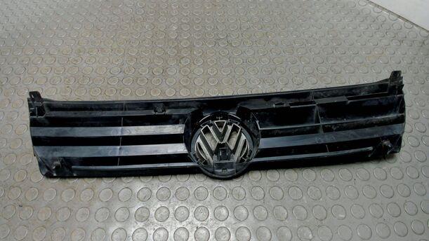 Foto: KÜHLERGRILL eines VW Passat Variant 1.8 Sport