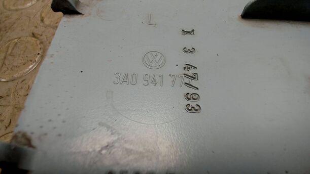 Foto: REFLEKTOR / ABDECKUNG NEBELSCHEINWERFER LINKS eines VW Passat Variant 1.8 Sport