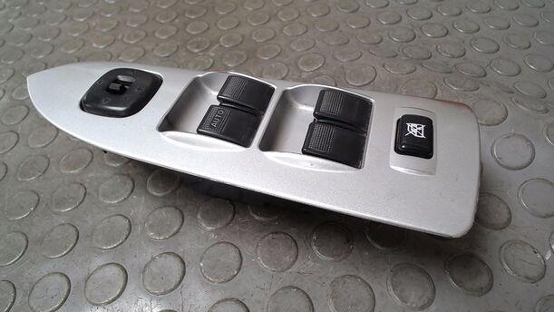 Foto: FENSTERHEBERSCHALTER eines Mazda Premacy 1.9 Stylance