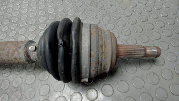 Foto: ANTRIEBSWELLE LINKS ( SCHALTGETRIEBE ) eines VW Passat Variant 1.8 Stylance