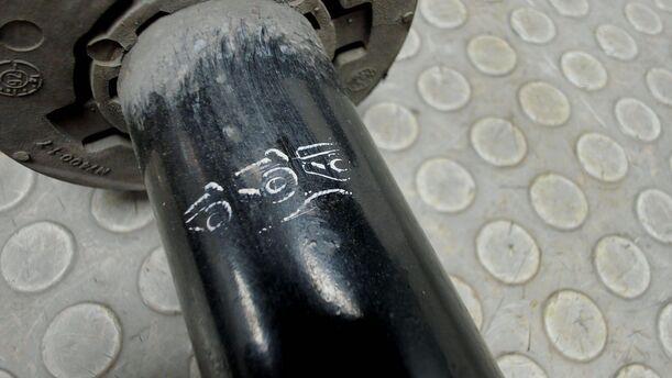 Foto: ANTRIEBSWELLE LINKS ( SCHALTGETRIEBE ) eines VW Passat Variant 1.8 Stylance