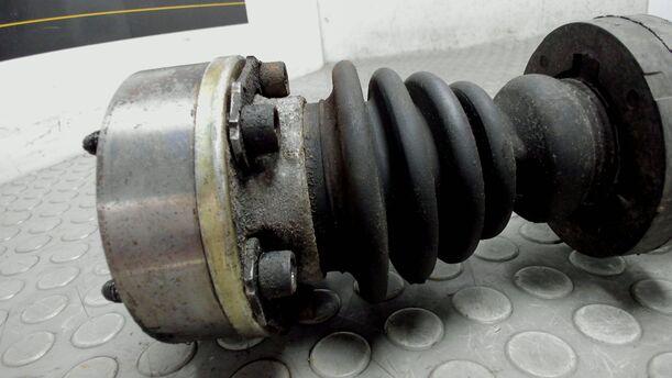 Foto: ANTRIEBSWELLE LINKS ( SCHALTGETRIEBE ) eines VW Passat Variant 1.8 Stylance