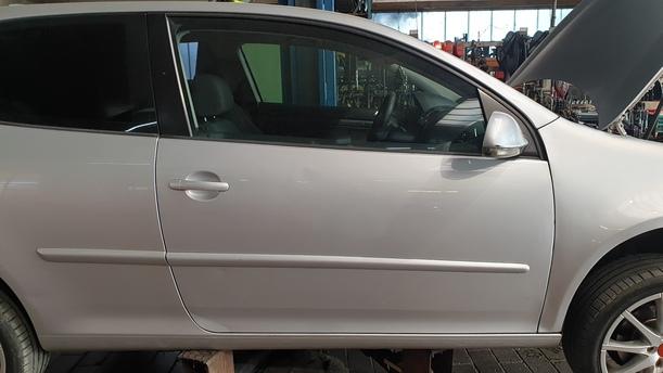 Foto: TÜR VORNE RECHTS ( 2/3 TÜRER ) eines VW Golf 1.9 TDI Stylance