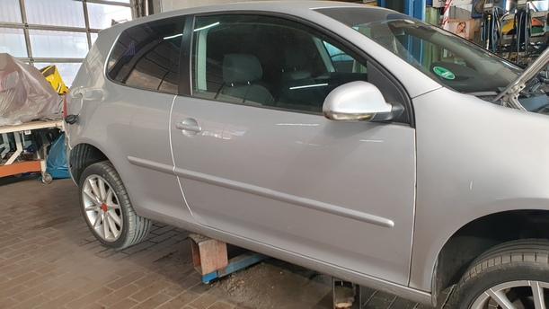 Foto: TÜR VORNE RECHTS ( 2/3 TÜRER ) eines VW Golf 1.9 TDI Stylance