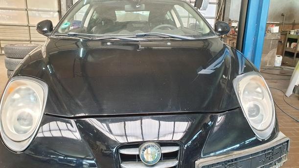 Foto: MOTORHAUBE eines Alfa Romeo Mito 1.4 16V Stylance