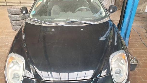 Foto: MOTORHAUBE eines Alfa Romeo Mito 1.4 16V Stylance