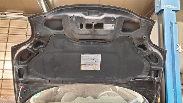 Foto: MOTORHAUBE eines Alfa Romeo Mito 1.4 16V Stylance