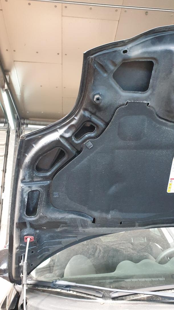 Foto: MOTORHAUBE eines Alfa Romeo Mito 1.4 16V Stylance
