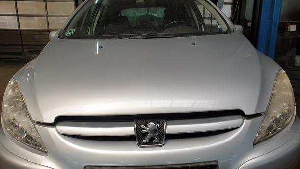 Foto: MOTORHAUBE eines Peugeot 307 Break 110 Stylance