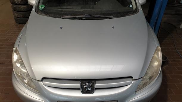 Foto: MOTORHAUBE eines Peugeot 307 Break 110 Stylance