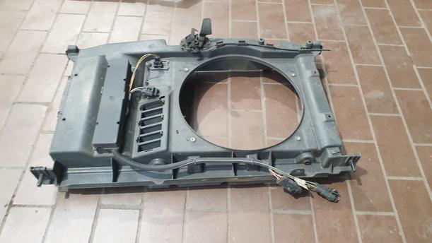 Foto: SCHLOSSTRÄGER / FRONTBLECH eines Peugeot 307 Break 110 Stylance