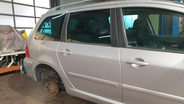 Foto: TÜR HINTEN RECHTS eines Peugeot 307 Break 110 Stylance