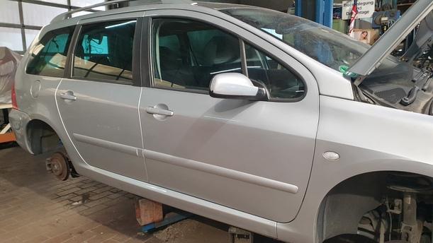Foto: TÜR VORNE RECHTS eines Peugeot 307 Break 110 Stylance